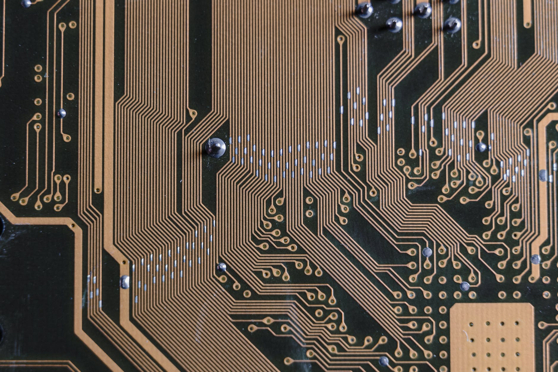 how-does-automated-trace-routing-work-in-pcb-design-nova